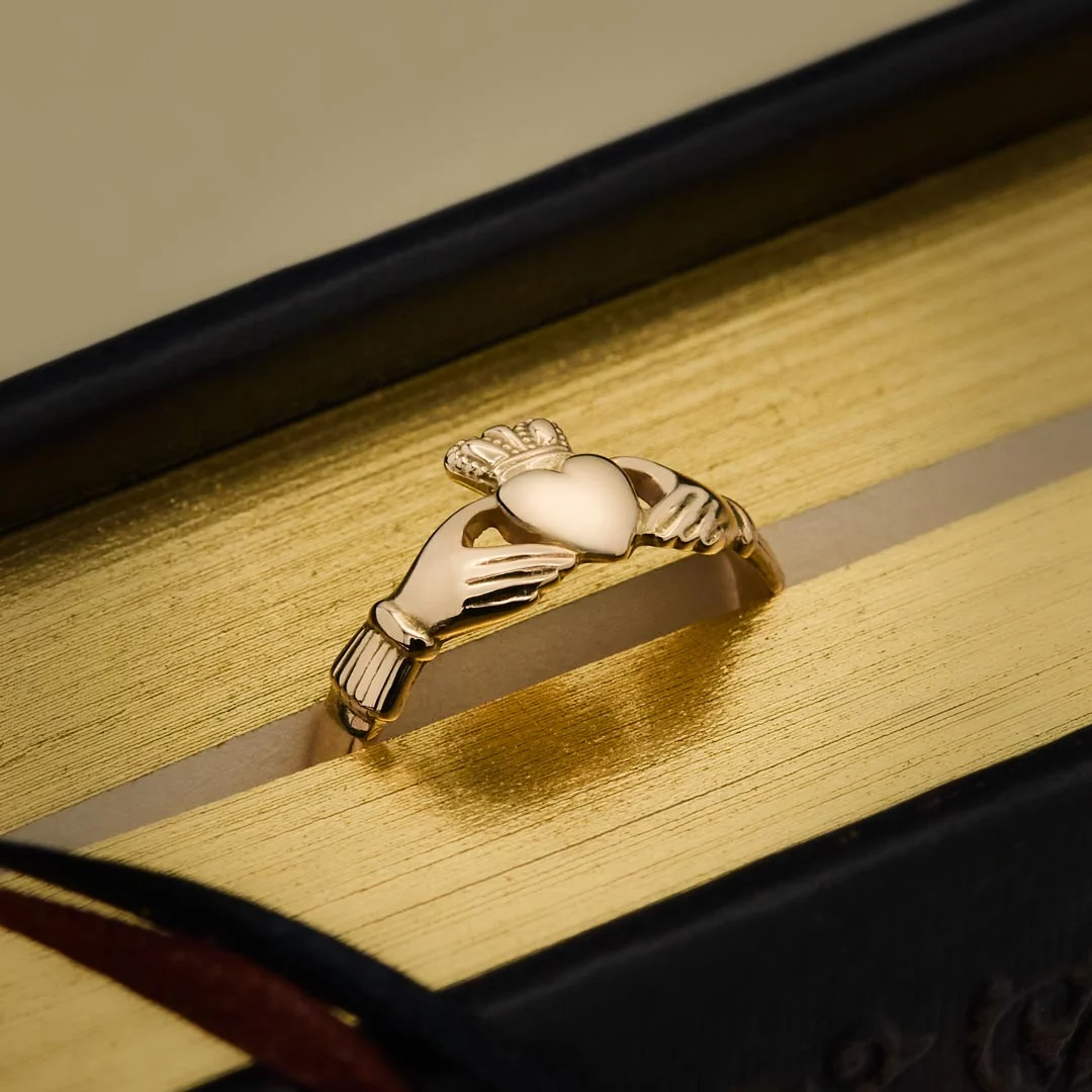 Ladies Gold Claddagh Ring - Image 7